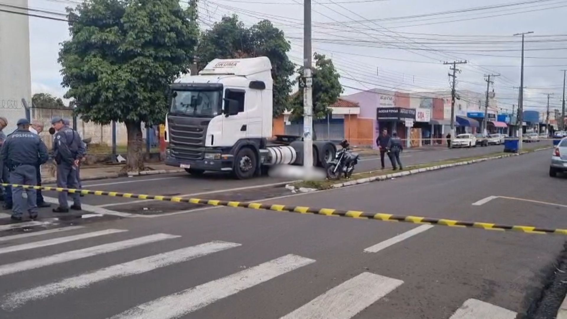 Motociclista morre após se envolver em acidente com caminhão no interior de SP