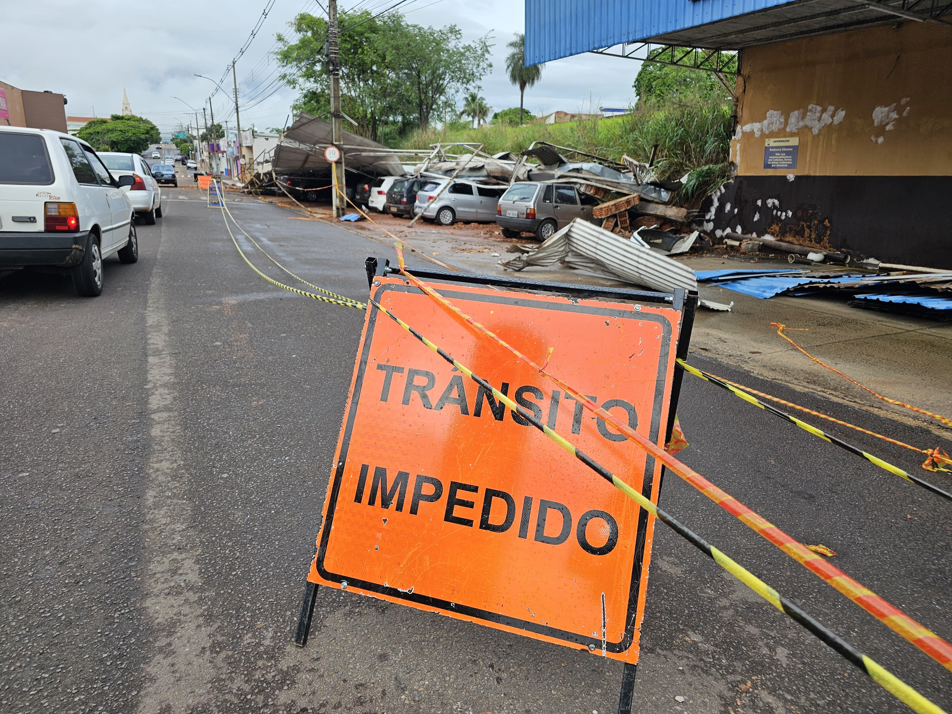 Estrutura de supermercado desaba sobre 26 veículos estacionados durante forte chuva, em Presidente Venceslau