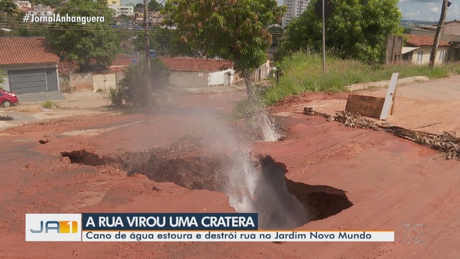 Adutora rompe e abre cratera em asfalto, em Goinia