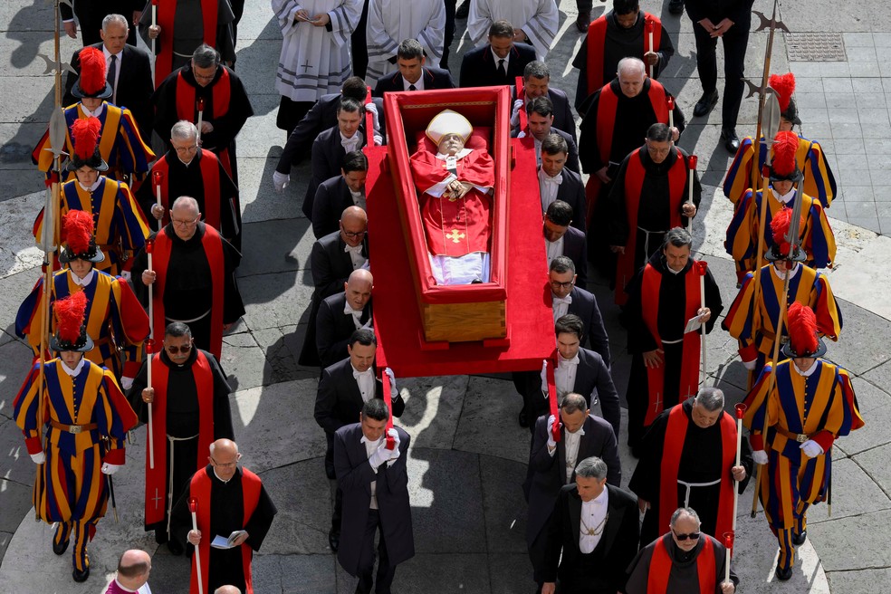 Caixão do papa Francisco é carregado por sediários pontifícios para velório na Basílica de São Pedro em 23 de abril de 2025. — Foto: Mario Tomassetti/Vatican Media