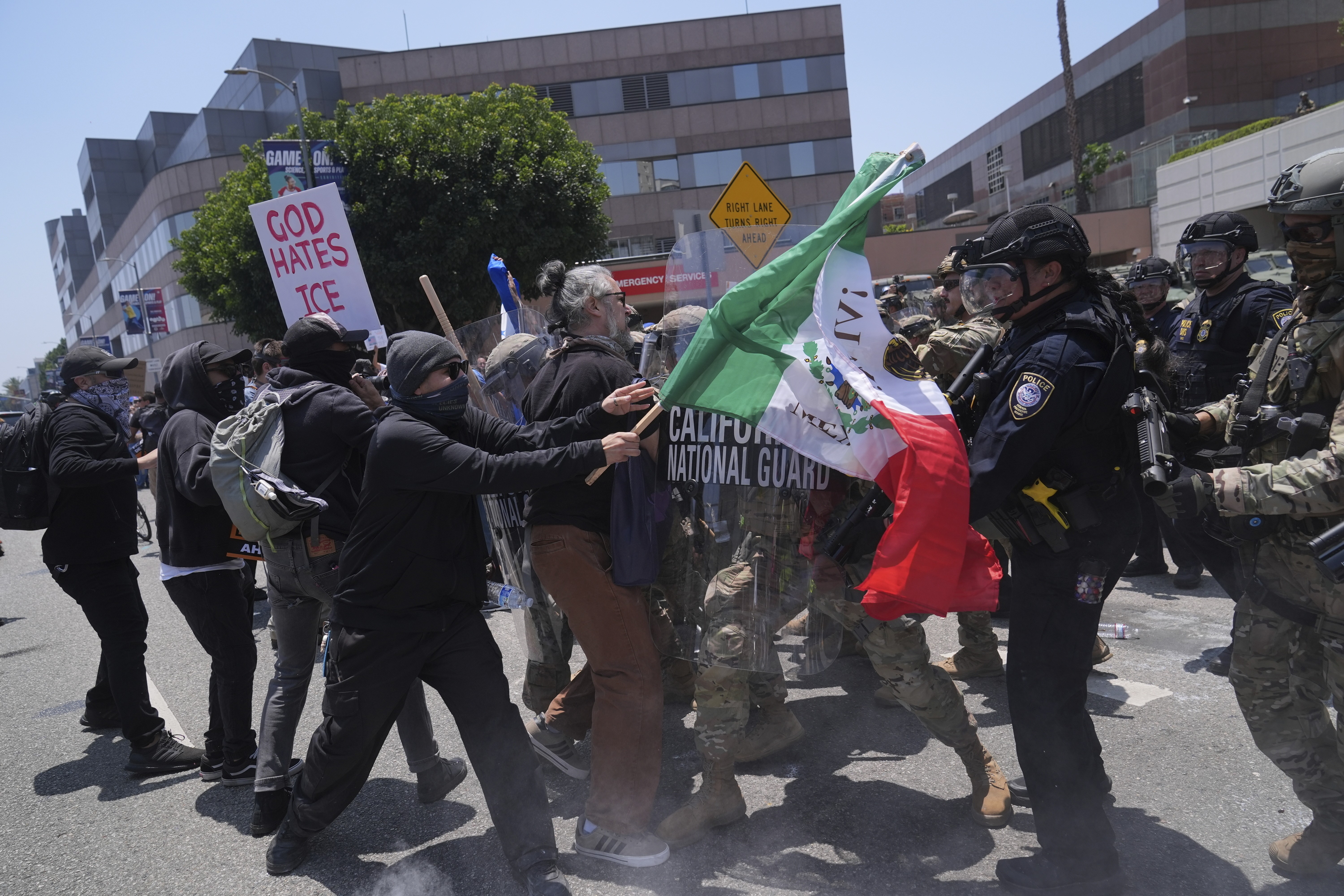 Protestos crescem em Los Angeles com chegada da Guarda Nacional, fogo em veículos e presos