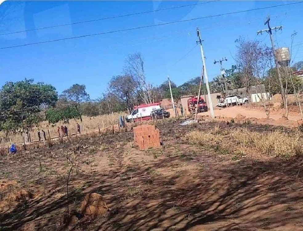 Homem morreu ao levar choque em poste — Foto: Bombeiros/Divulgação 