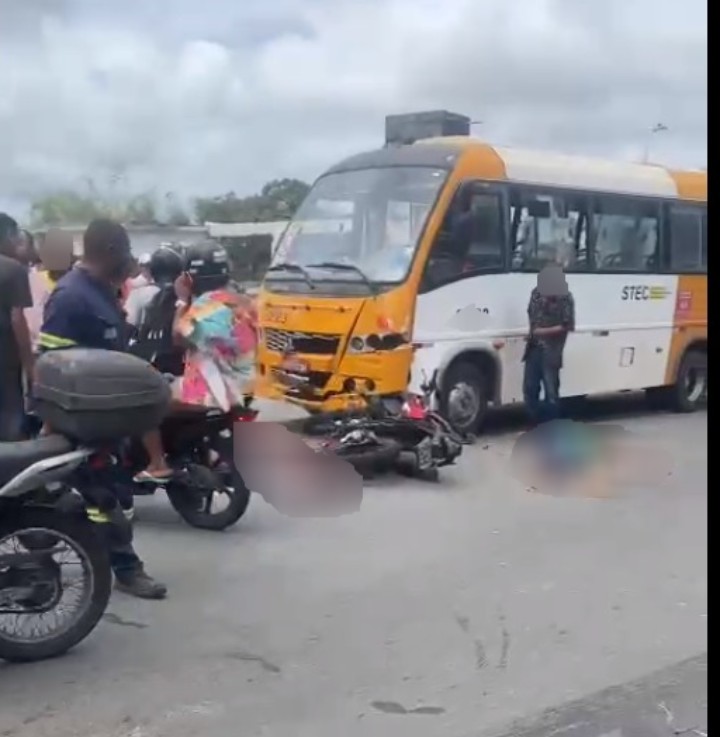 Homem morre e outro fica ferido após motocicleta bater em micro-ônibus em Salvador