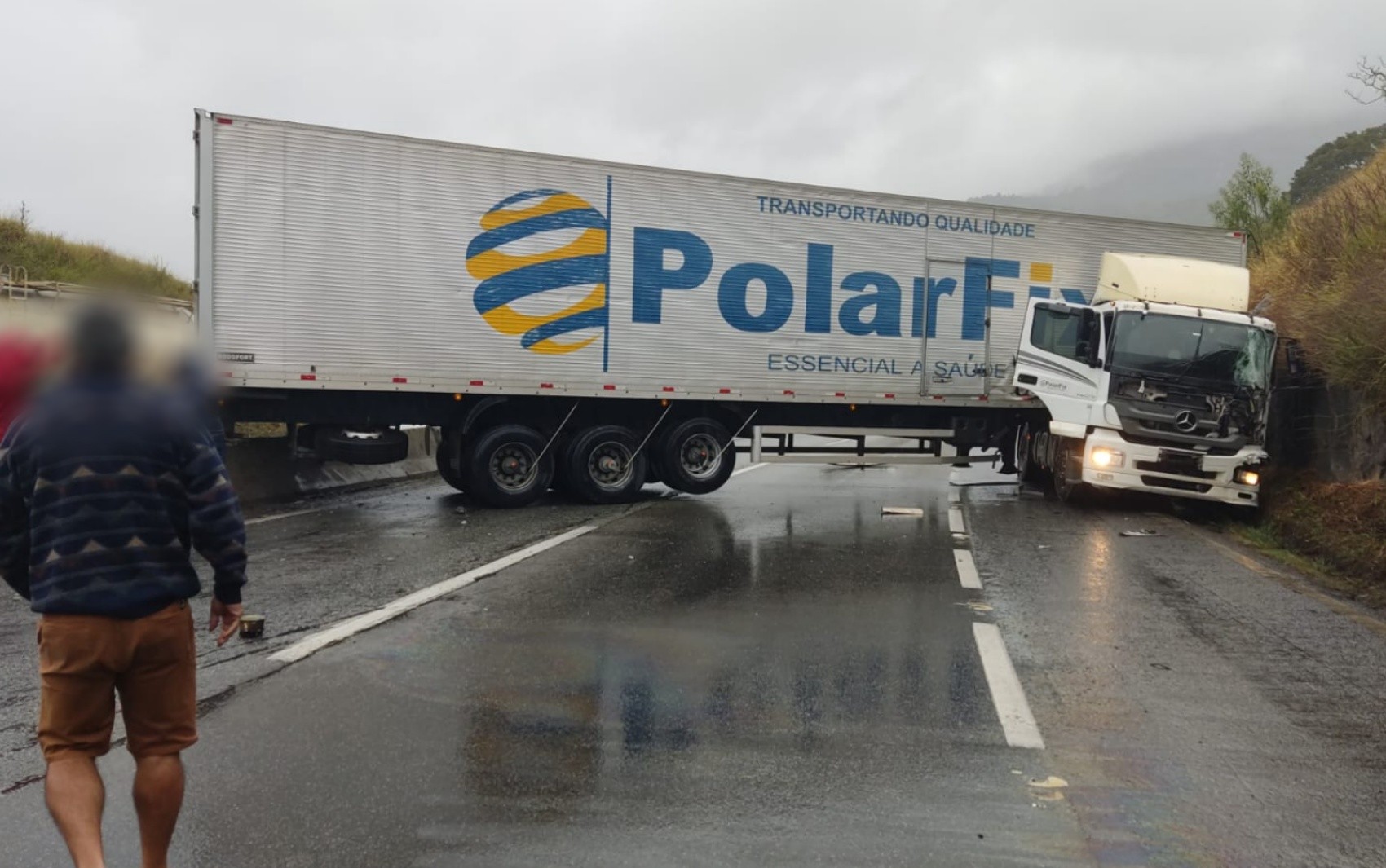 Acidente com carreta bloqueia parcialmente e congestiona a Fernão Dias, em Extrema, MG