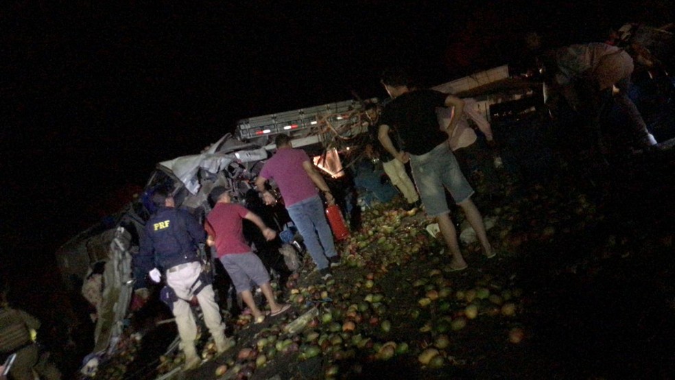 Batida entre caminhão e ônibus deixou 25 pessoas mortas no norte da Bahia — Foto: Reprodução/Redes Sociais