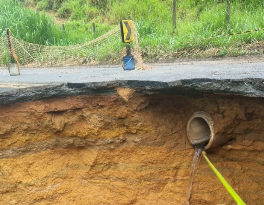 Cratera na RJ-153 aumenta e agrava situação no tráfego entre Barra Mansa e Valença