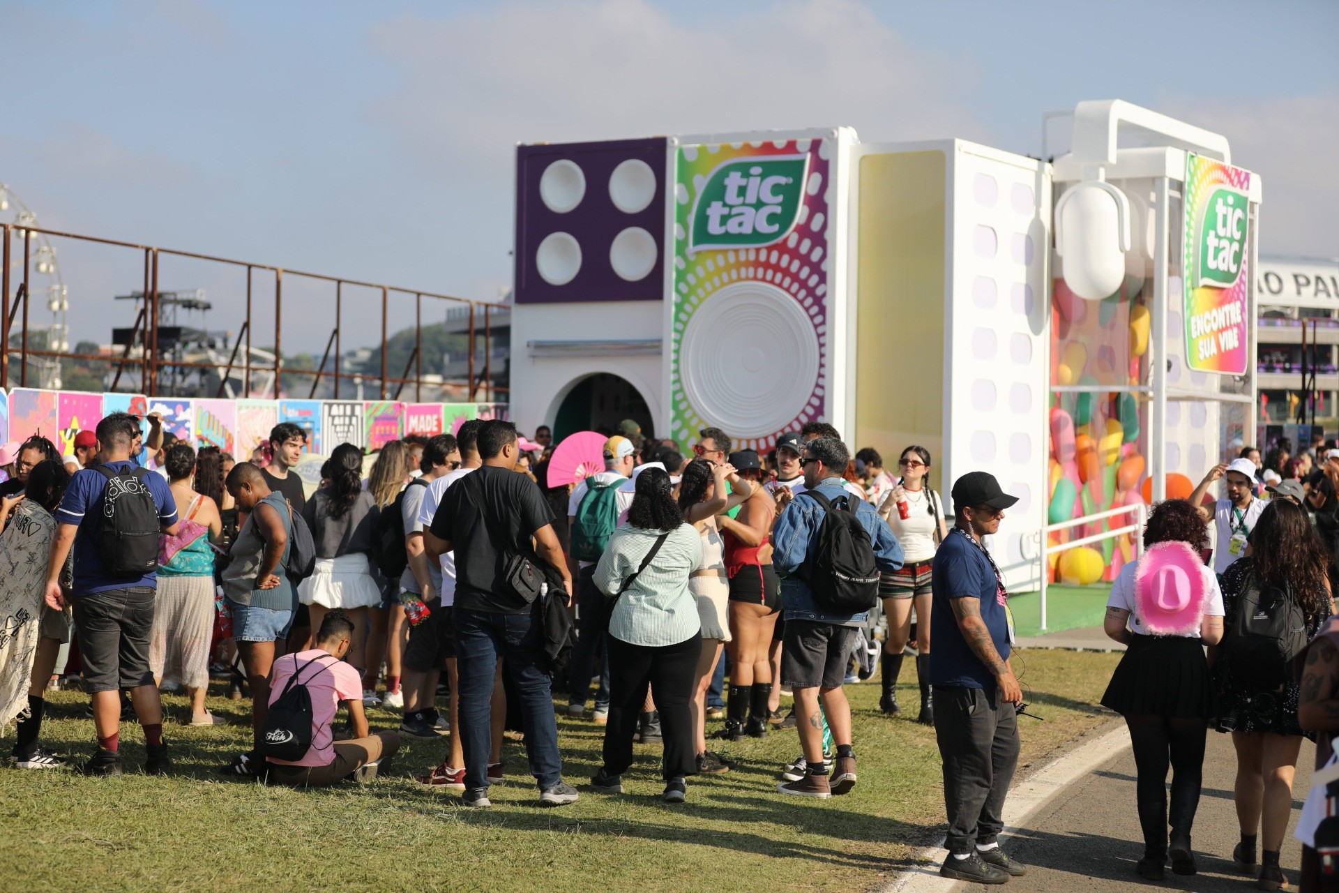 Brinde vale a fila? Fãs relatam espera de até três horas por itens exclusivos no Lolla 26