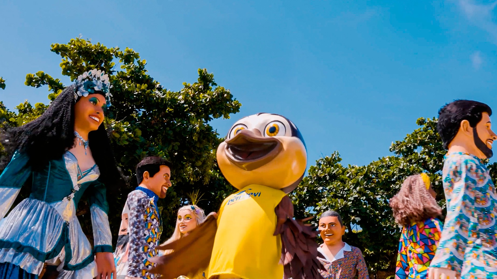  Bem-te-vi promove ação inédita lavando as roupas dos Bonecos Gigantes de Olinda
