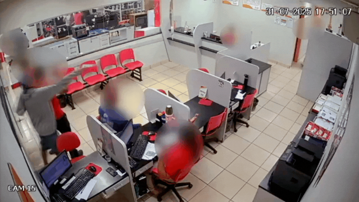 VÍDEO: funcionários são rendidos e roubados durante expediente em loja de eletrodomésticos em Cuiabá