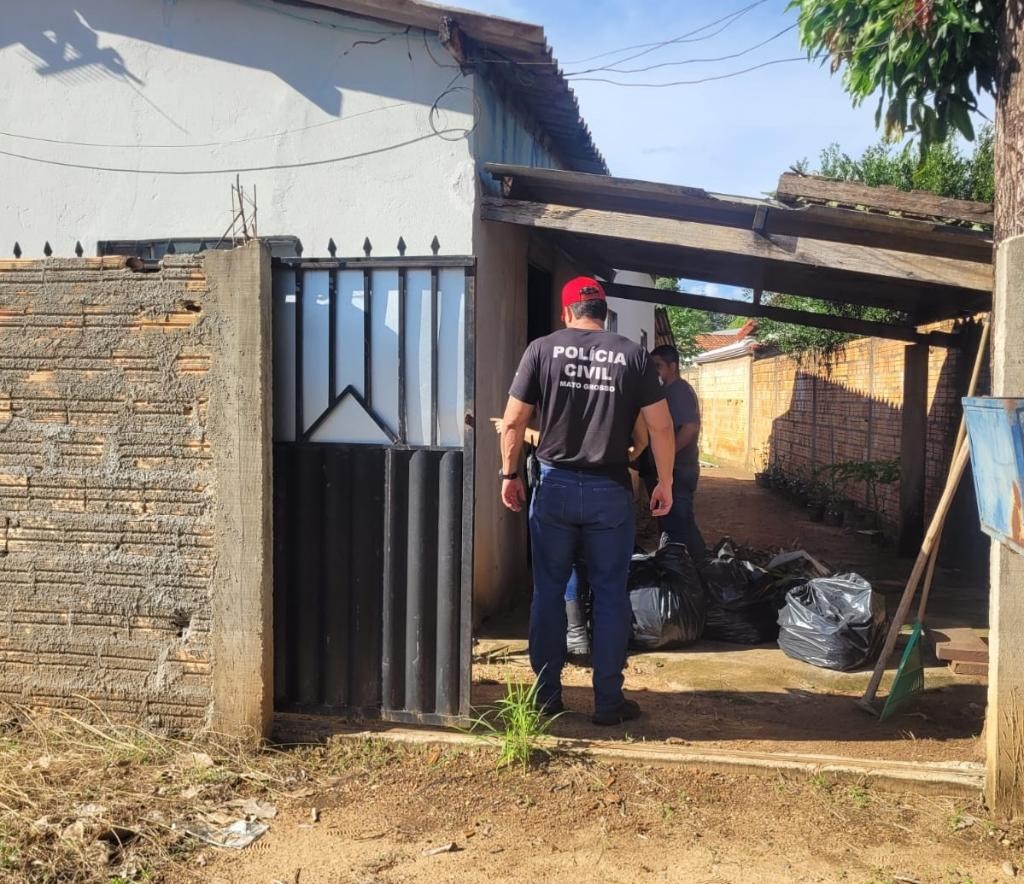 Tesoureira de facção criminosa destrói celulares ao ser presa em MT