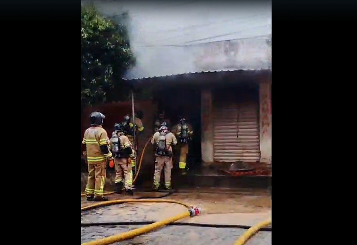 Incêndio atinge oficina de motos em Itaperuna