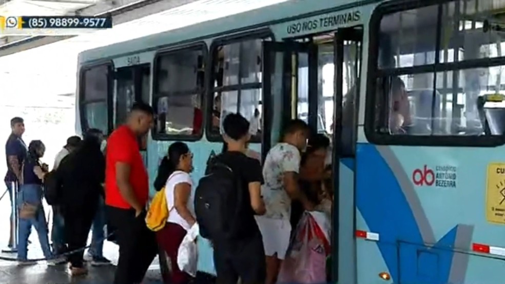 Volta às aulas na rede pública intensifica movimento nos terminais de ônibus em Fortaleza. — Foto: TV Verdes Mares/Reprodução