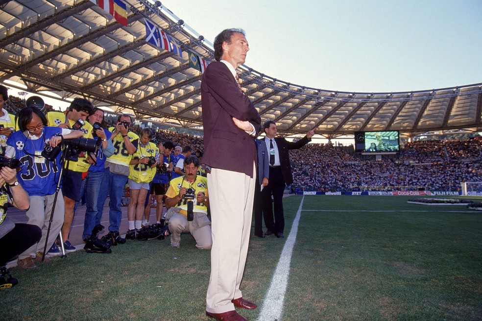 Franz Beckenbauer posicionado ao lado do campo durante a final da Copa do Mundo de 1990 contra a Argentina — Foto: Action Images/Foto de arquivo