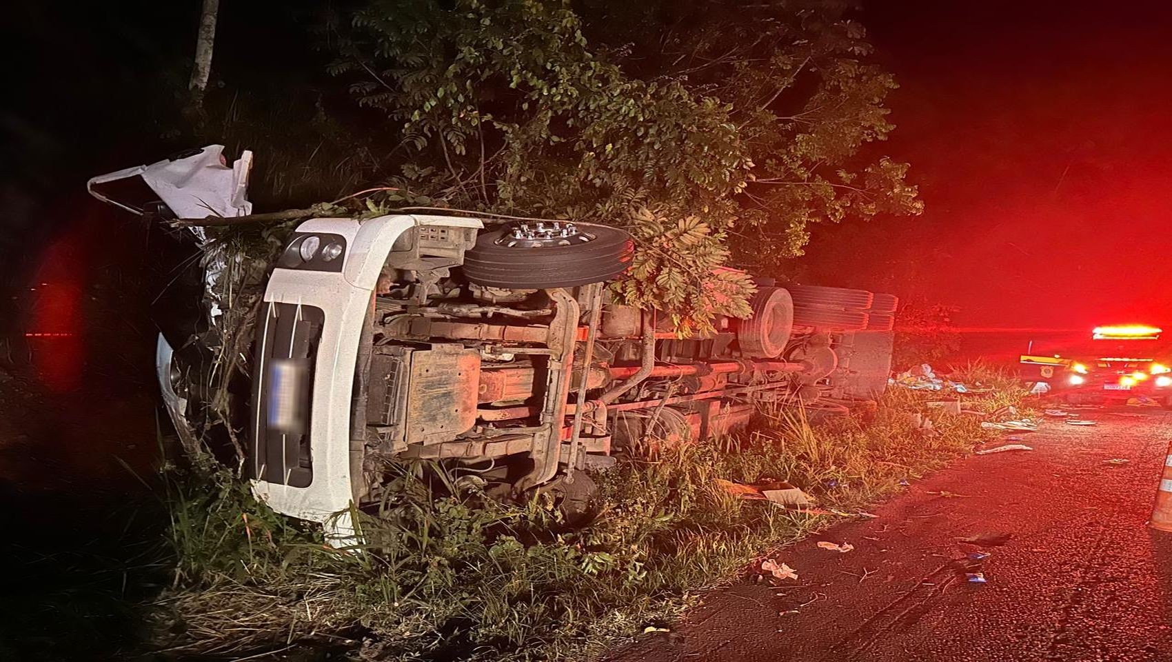 Motorista de caminhão morre após veículo capotar na BR-101em Estância