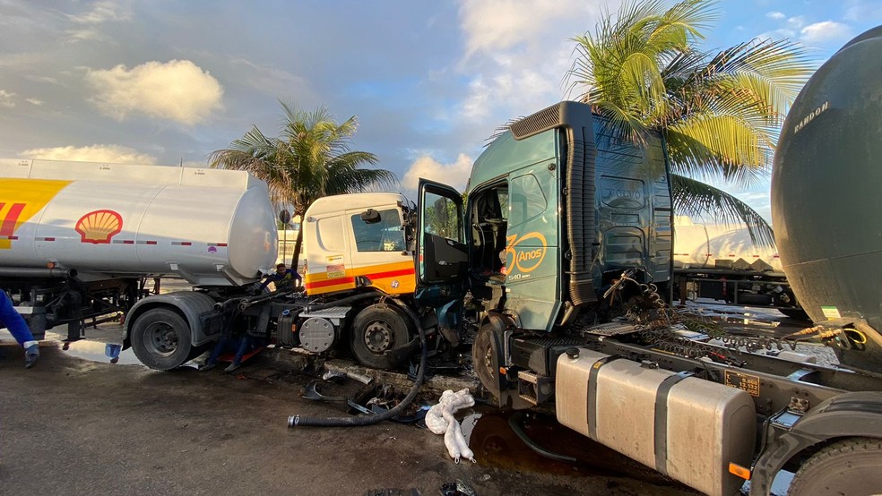 Caminhões-tanque tanque ficaram com as cabines destruídas após colisão durante tentativa de assalto em Fortaleza. — Foto: Isaac Macêdo/ SVM