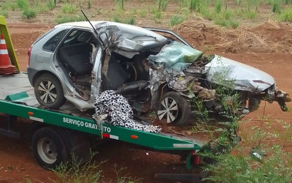 Carro de casal ficou danificado após acidente na BR-153, em Goiás — Foto: Divulgação/PRF