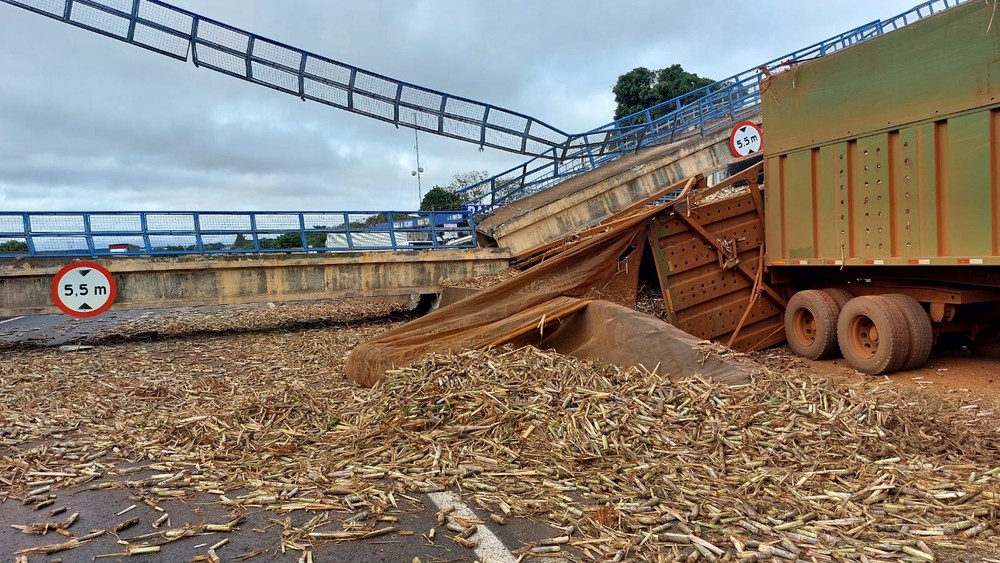 Carreta derruba passarela de pedestres na BR-153 em Canápolis