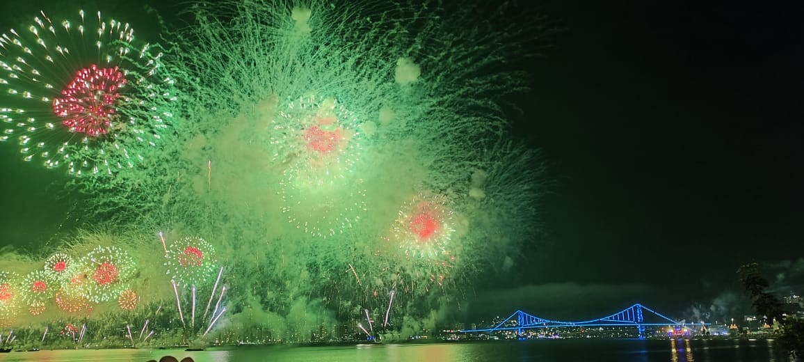Florianópolis celebra chegada de 2026 com show de fogos à Beira-Mar