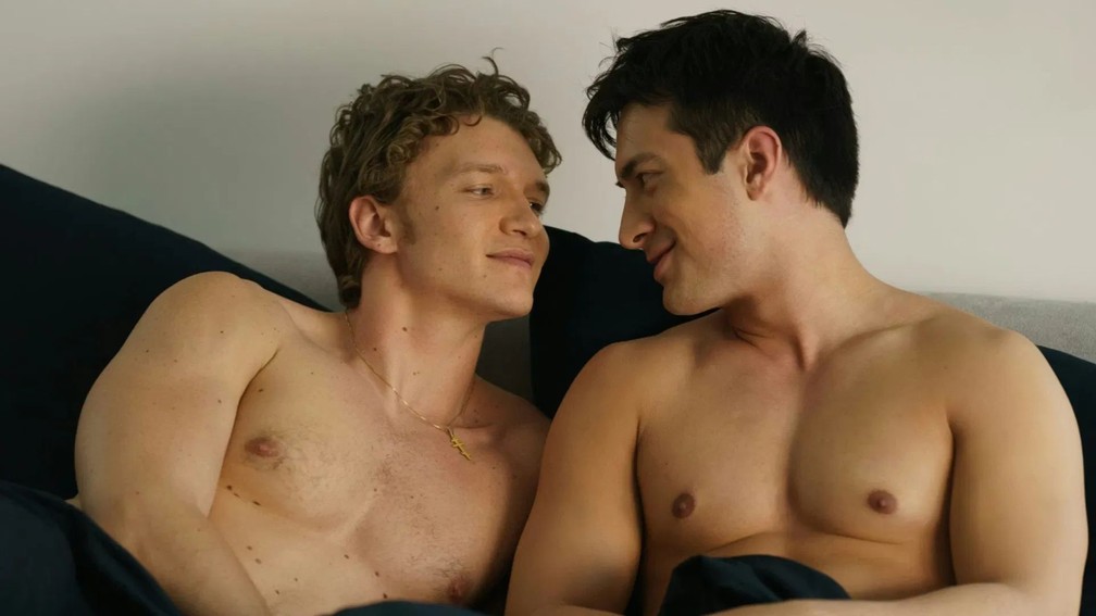 Hudson Williams e Connor Storrie na série 'Heated Rivalry' — Foto: Divulgação