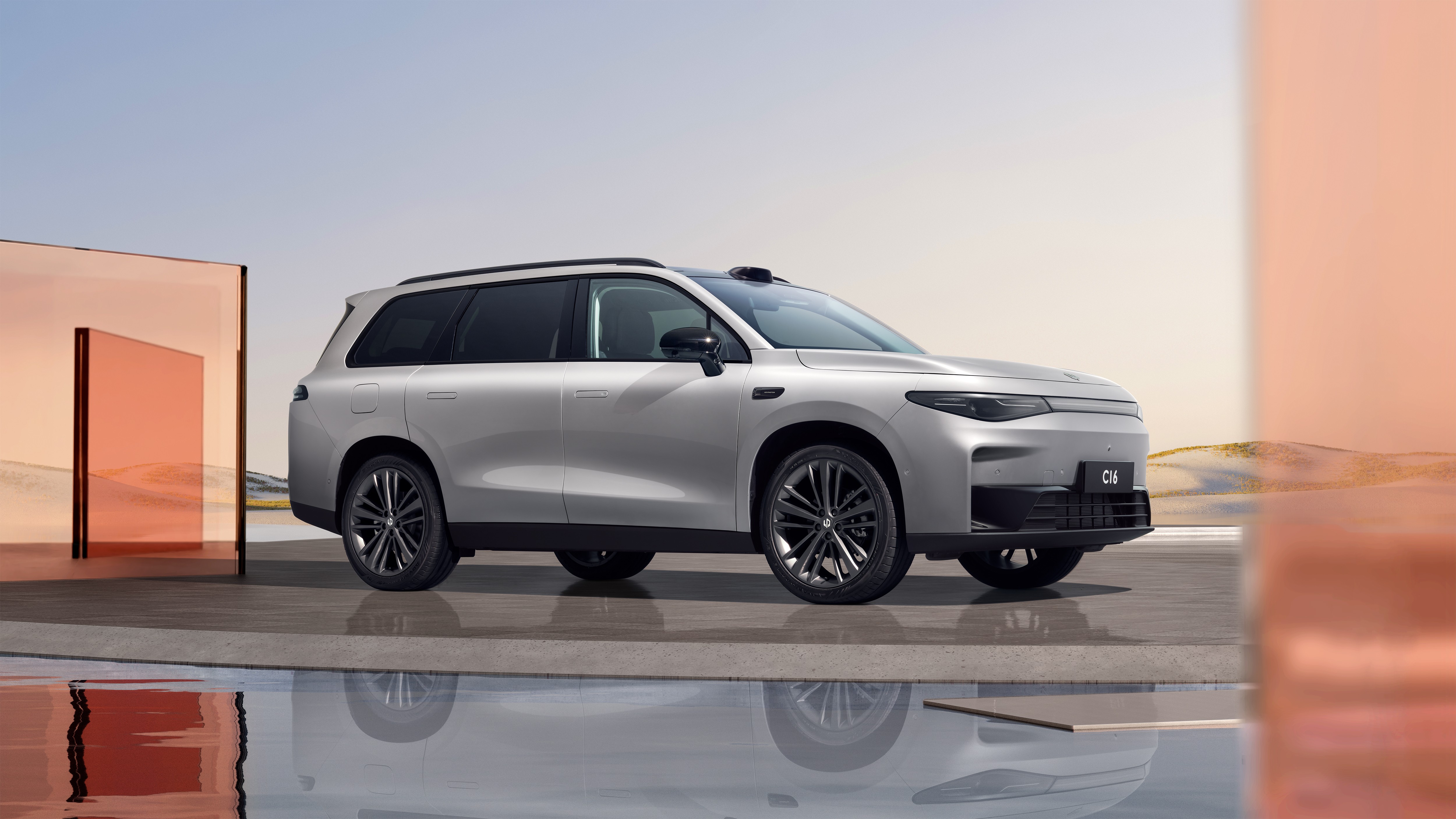 Salão do Automóvel 2025: Leapmotor apresenta C16, SUV de luxo com IA na central multimídia