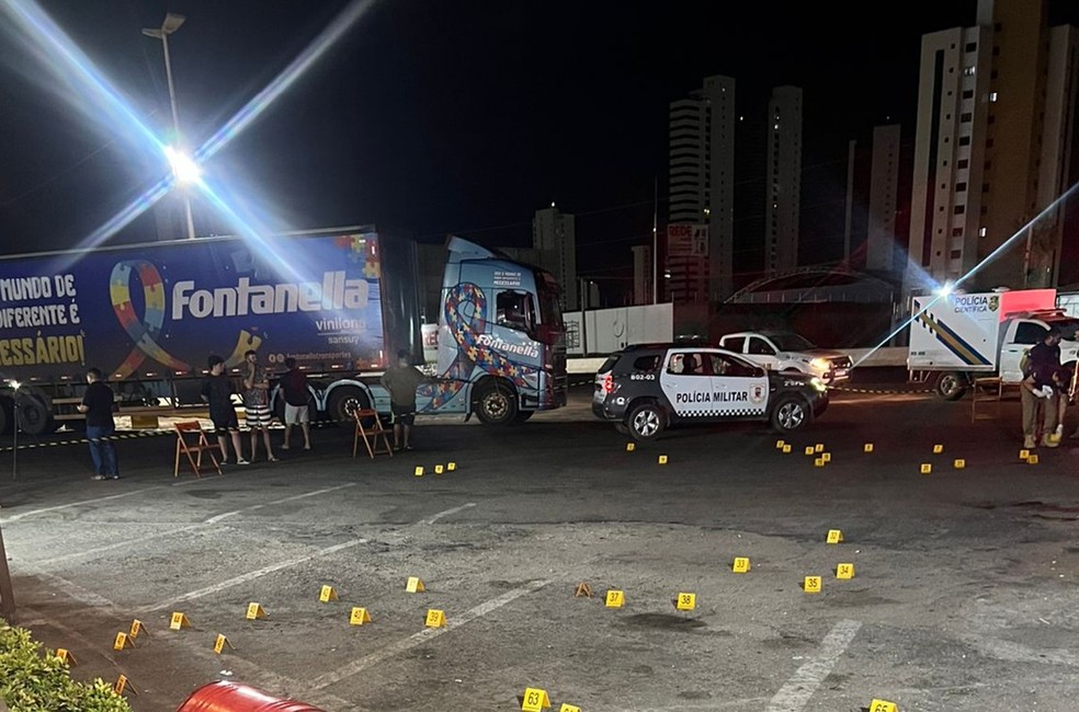 Marcadores mostram locais em que proj&eacute;teis foram encontrados, na cena do crime, em Mossor&oacute;, em janeiro deste ano &mdash; Foto: Redes sociais