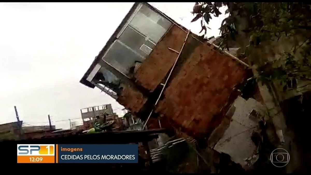 Moradores de casas que desabaram sobre córrego em SP tentam