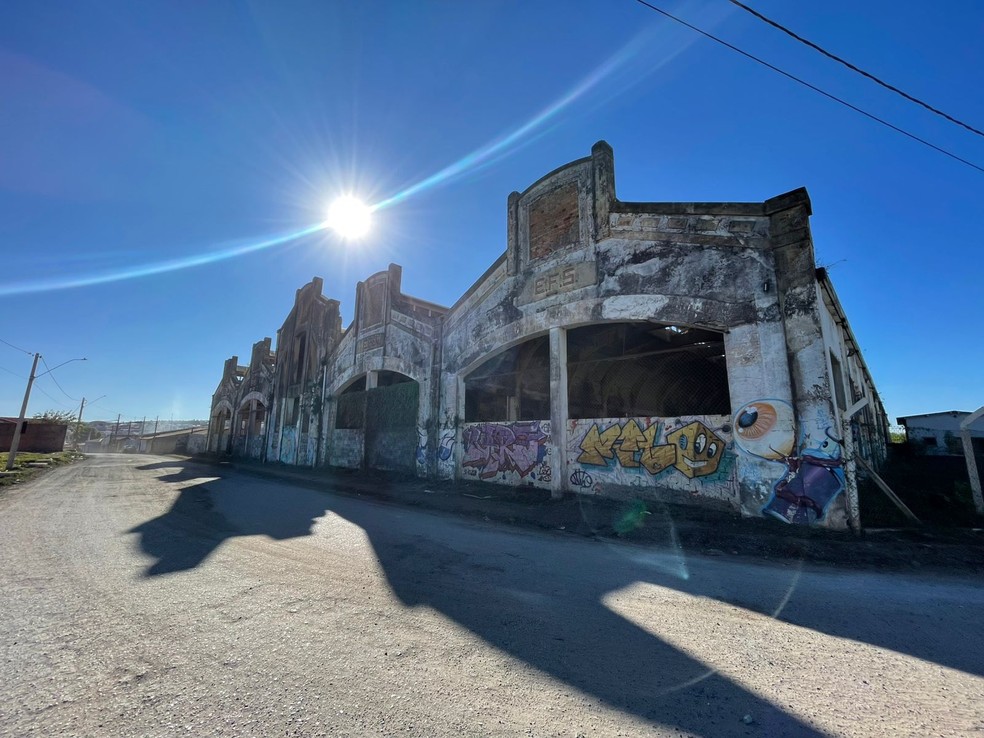 Em Itapetininga, antiga oficina ferroviária da EFS não tem mais trilhos e sofre com o abandono — Foto: Carla Monteiro / g1