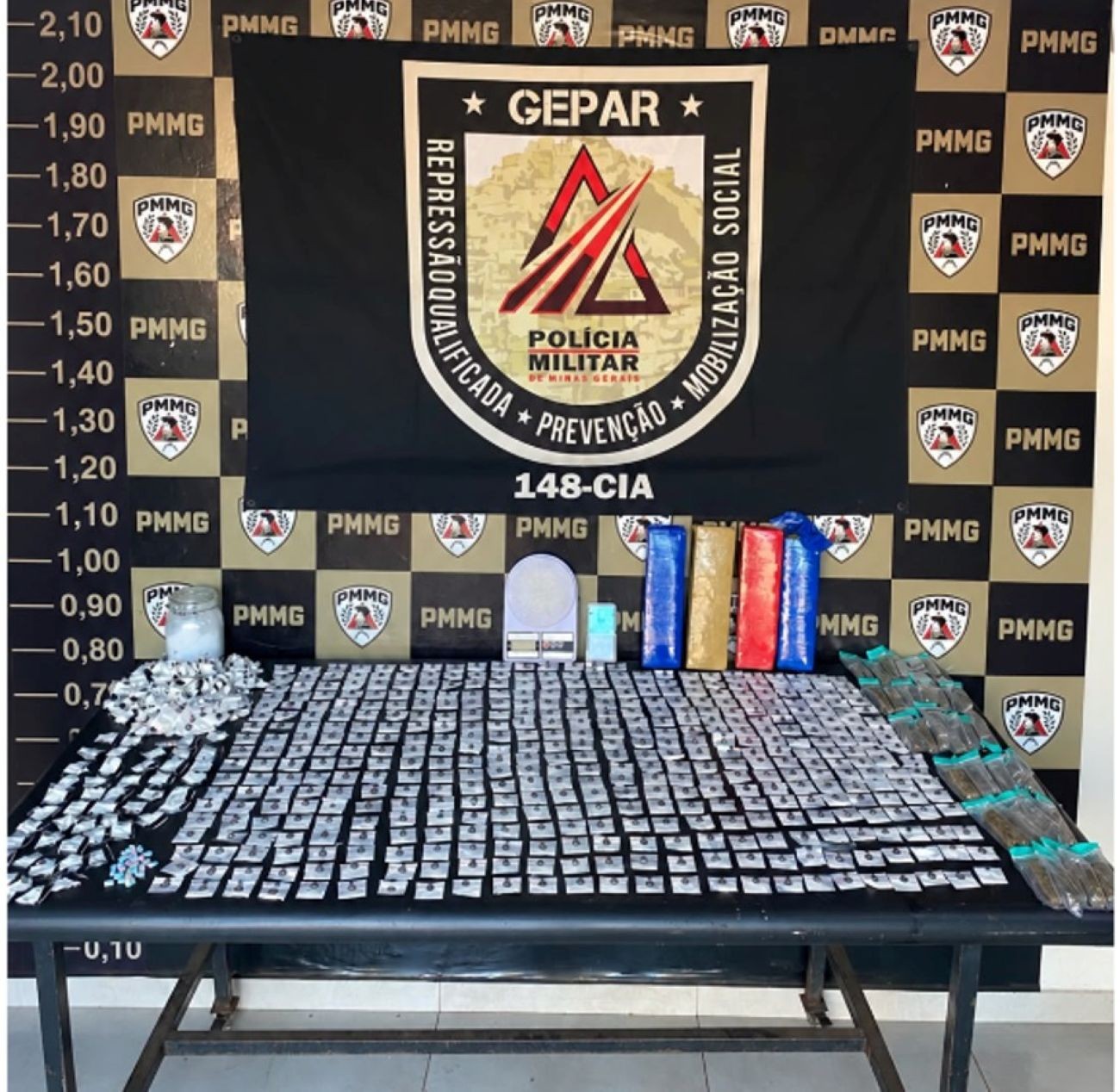 Quase mil papelotes de cocaína e dezenas de porções de maconha e ecstasy são apreendidos m Uberlândia