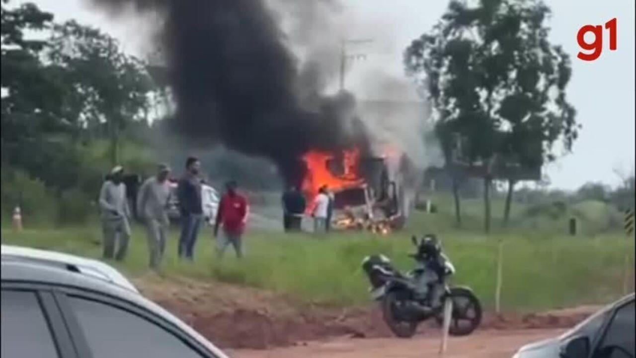 Vídeo: acidente entre moto e caminhão interdita totalmente a Rodovia Floriano Rodrigues Pinheiro