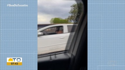 Motorista é flagrado aparentemente dormindo dentro de carro parado em avenida de Palmas