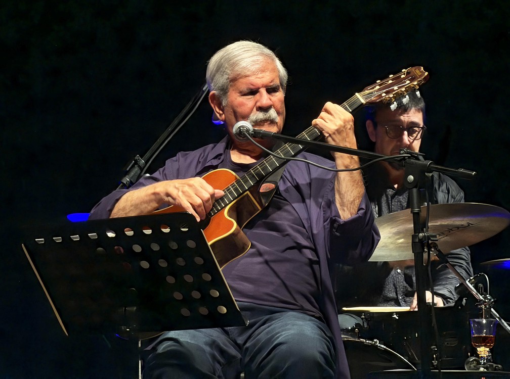 Dori Caymmi canta músicas como 'Andança', 'Rama de nuvens', 'Se queres saber', 'João Valentão' e 'Desenredo' no show 'Em família' — Foto: Rodrigo Goffredo