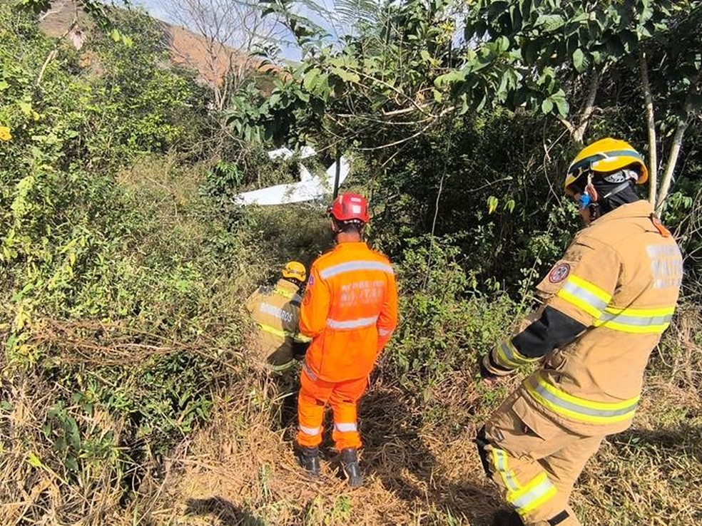 VIDEO: Avião monomotor faz pouso forçado com duas pessoas a bordo em Muriaé | Zona da Mata | G1