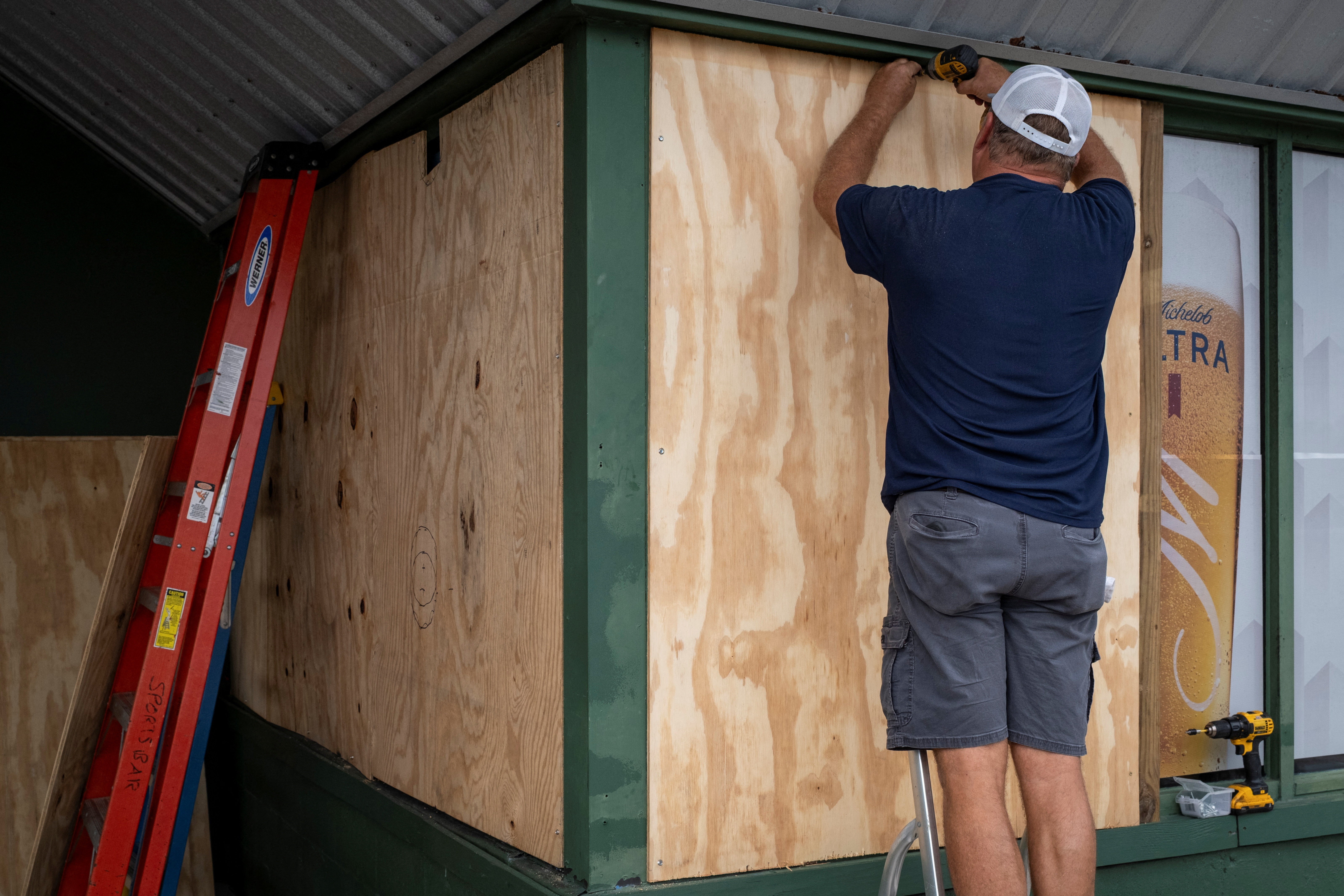 Furacão Isaías se fortalece e segue rumo aos EUA com ventos de 175 km/h