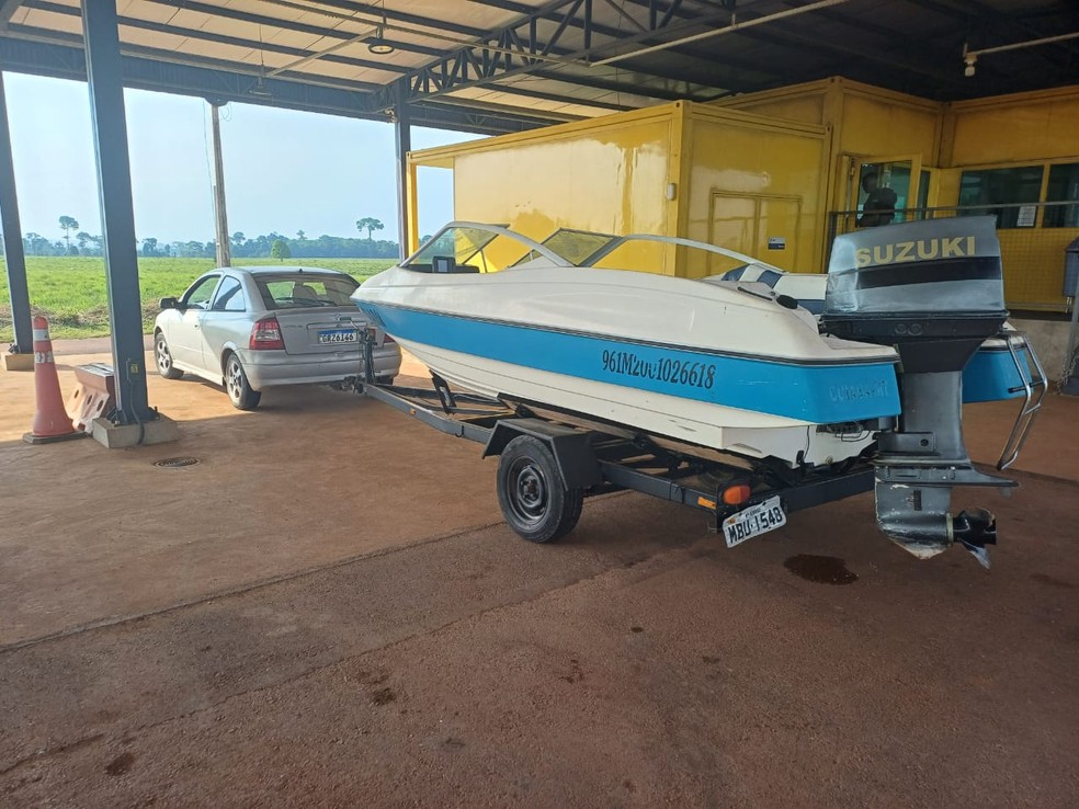 Lancha furtada e ve&iacute;culo usado no reboque est&atilde;o &agrave; disposi&ccedil;&atilde;o da autoridade policial &mdash; Foto: PRF / Divulga&ccedil;&atilde;o