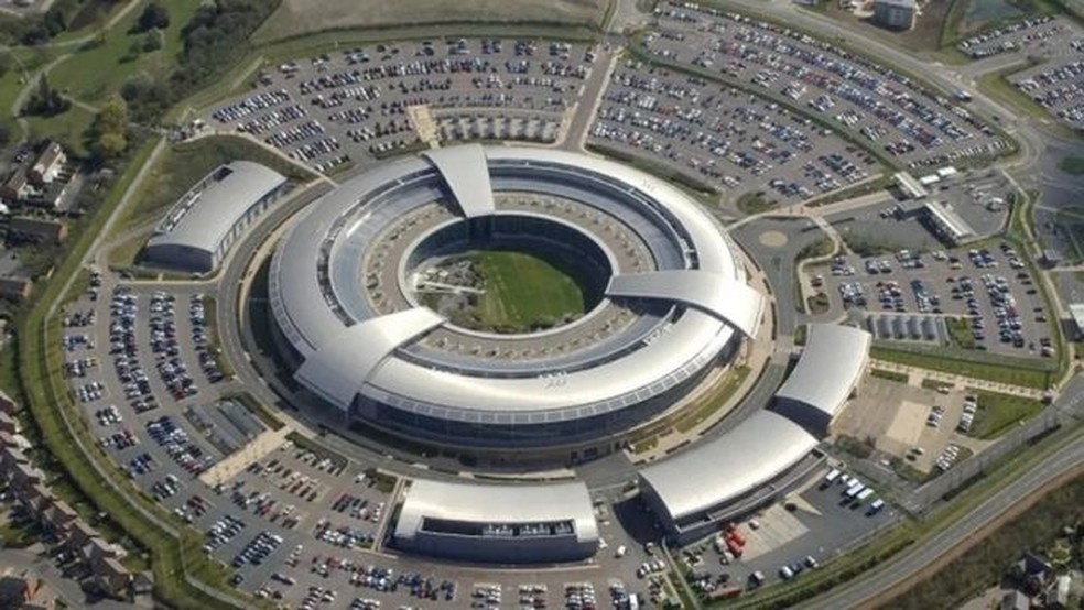 Hackers do Reino Unido operam na Sede de Comunicações do Governo (GCHQ, na sigla em inglês), em Cheltenham — Foto: GCHQ via BBC