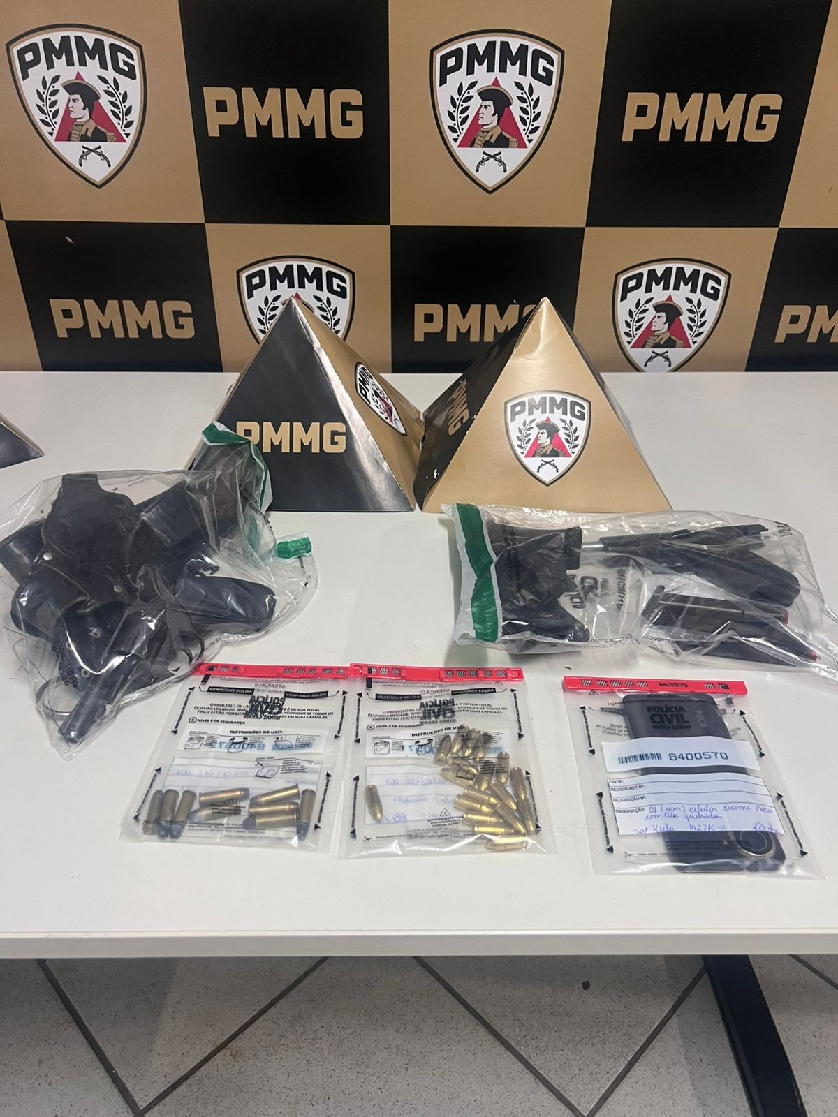 Homem que denunciou tiroteio acaba preso com arsenal escondido em casa em Governador Valadares