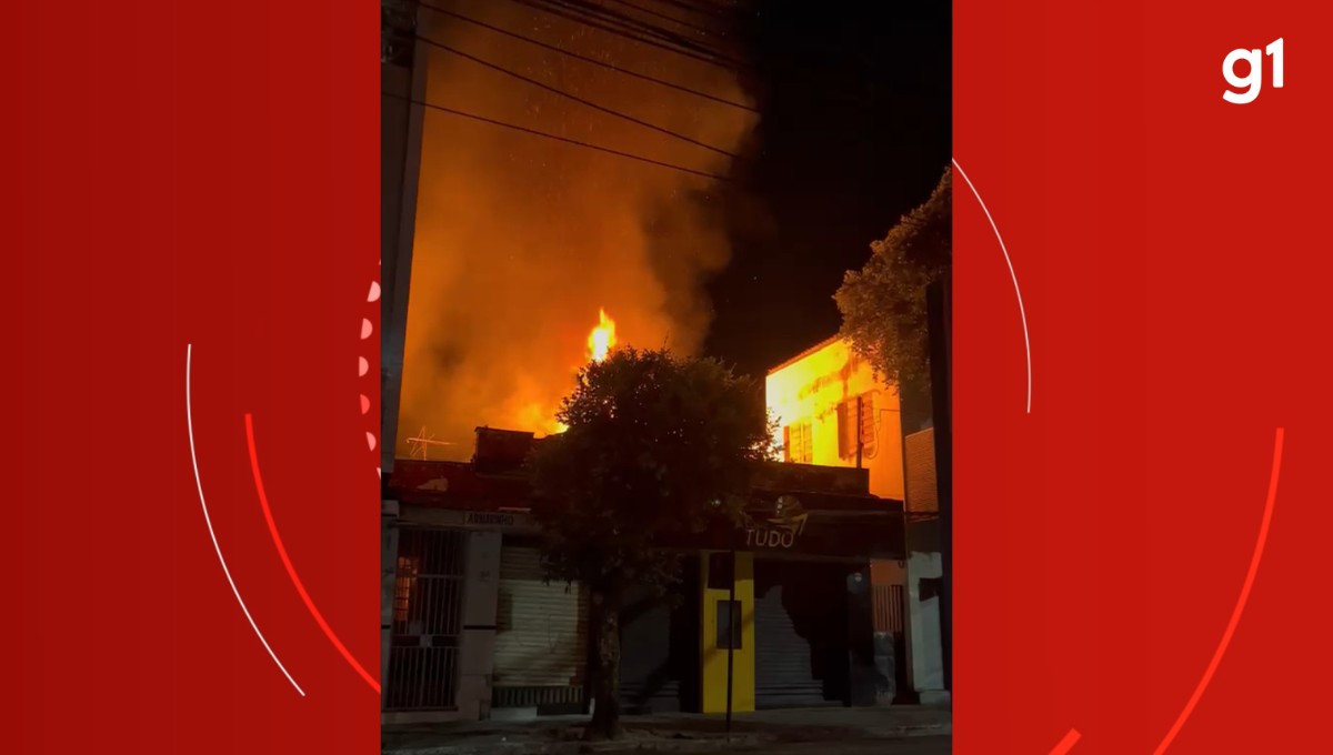 Incêndio de grandes proporções destrói loja e atinge comércio vizinho no Centro de Caratinga