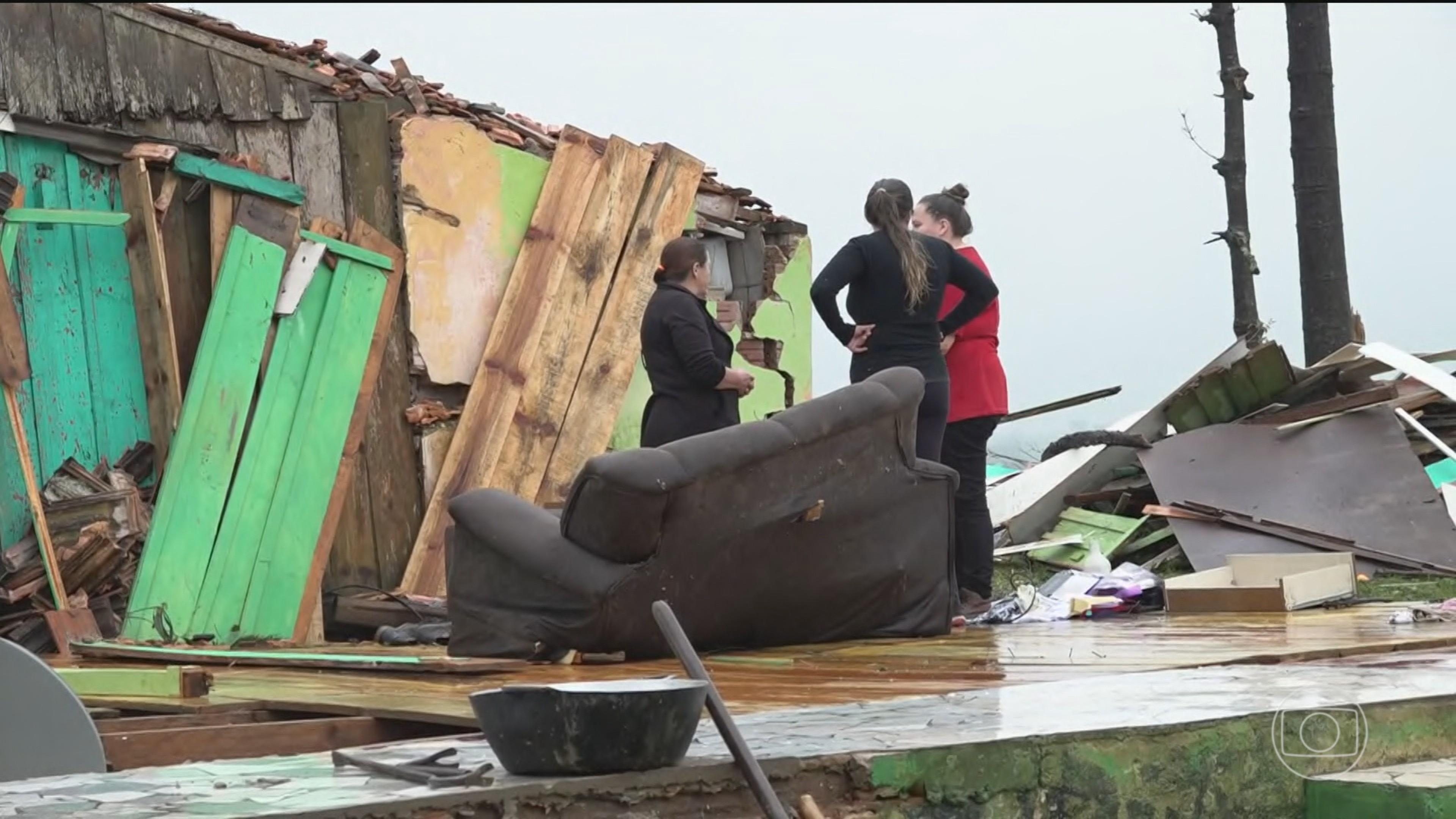 Moradores de Piraí do Sul (PR) ainda calculam os prejuízos provocados por tornado