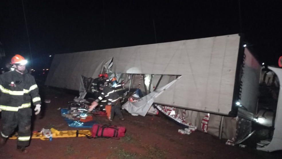 Acidente ocorreu em uma rodovia na região de Olímpia (SP) — Foto: TV TEM / João Selari