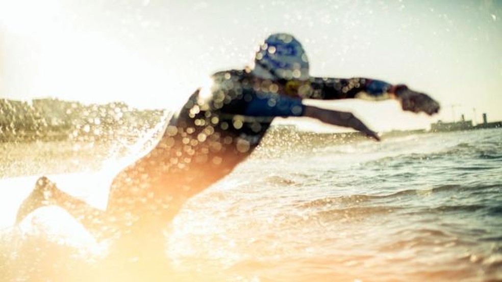 Nadar de manhã pode ser refrescante, mas provavelmente você só irá estabelecer novos recordes se nadar no final da tarde, segundo as estatísticas dos últimos Jogos Olímpicos. — Foto: GETTY IMAGES via BBC
