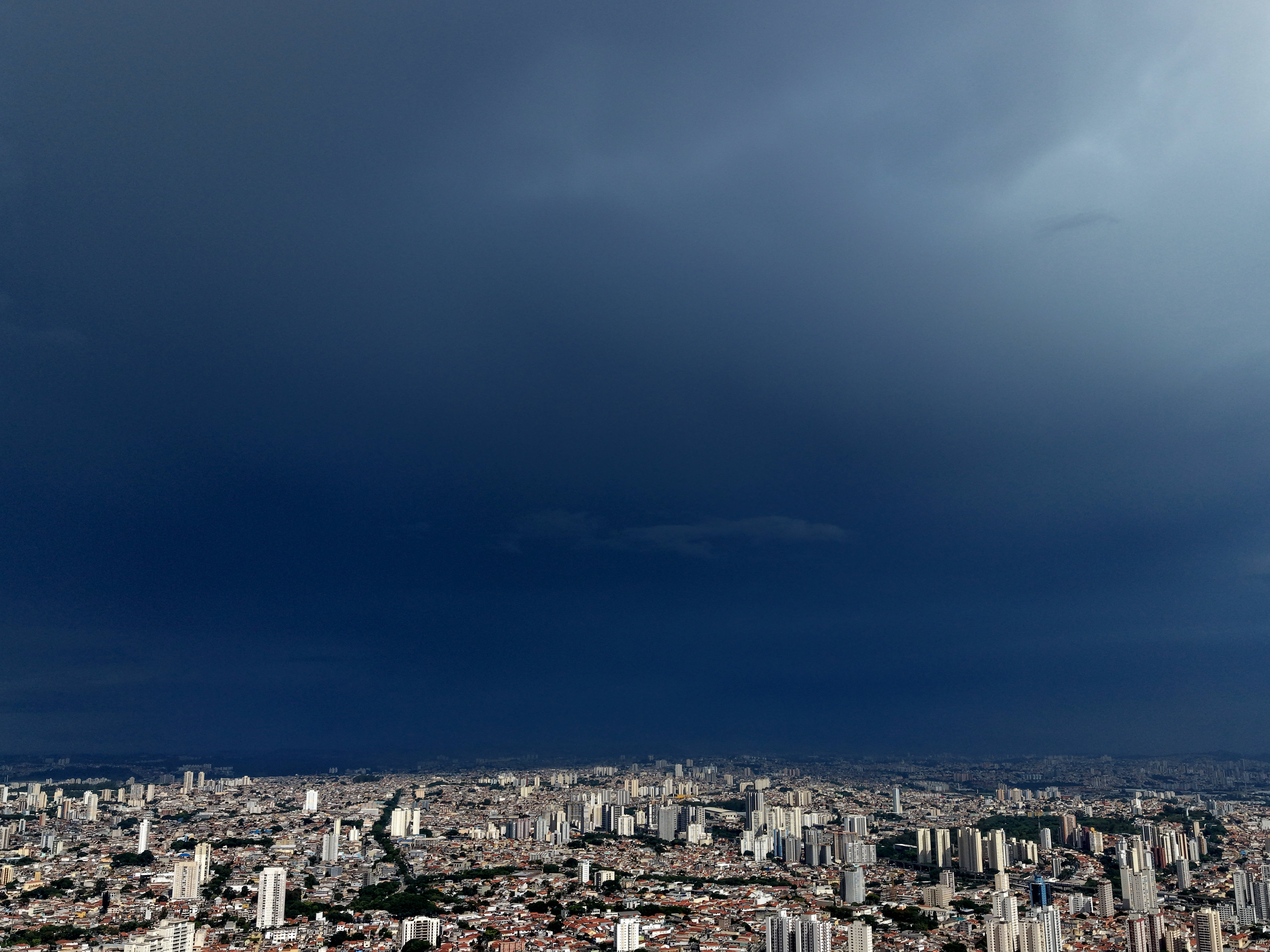 Chuva causa alagamentos e queda de granizo na cidade de SP; 37 mil imóveis ficam sem luz na Grande SP