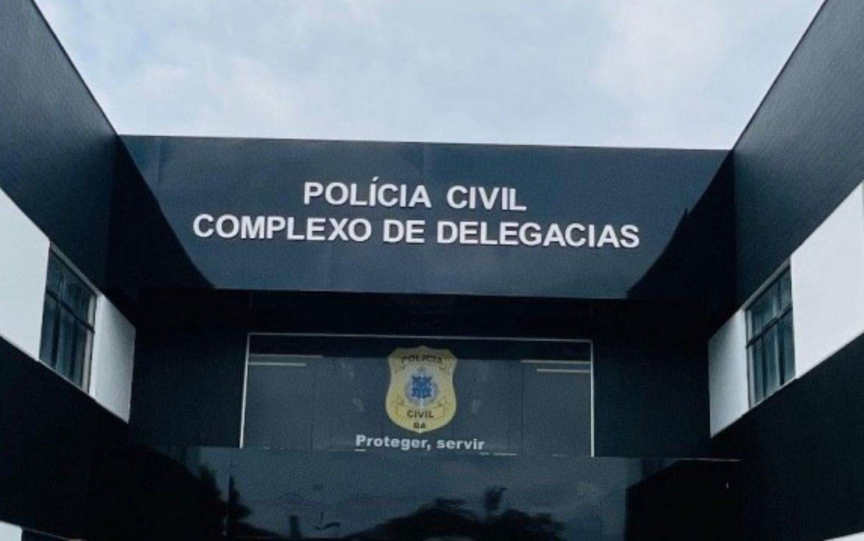 Jovem é morto a tiros enquanto trabalhava em bar na Bahia; companheira da vítima e clientes presenciaram crime