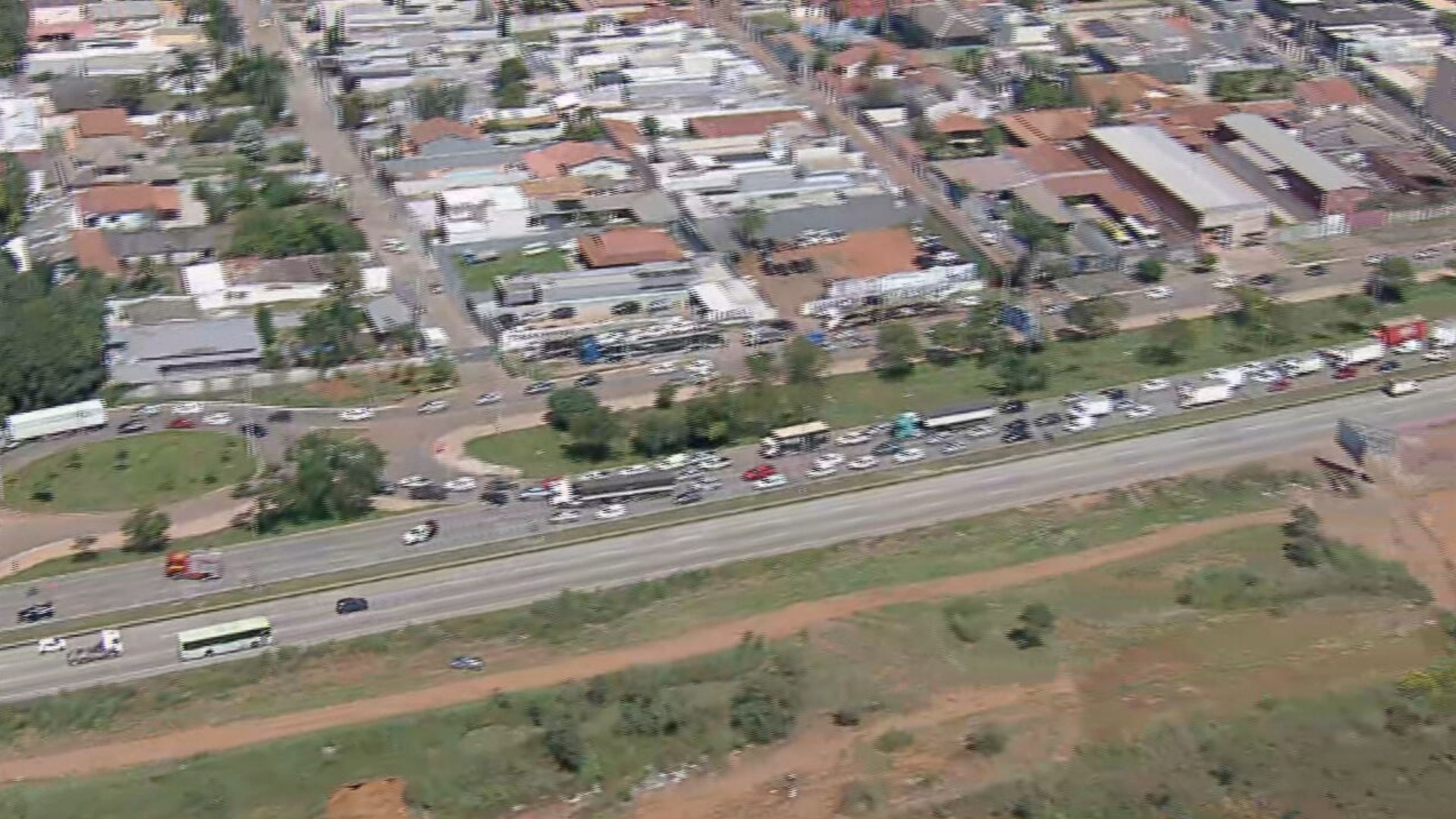 Acidente entre carro e moto trava trânsito na via Estrutural, no DF