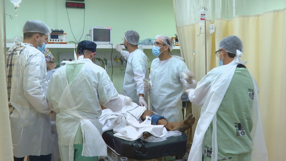 Equipe médica atende paciente no Rio de Janeiro — Foto: Reprodução/TV Globo/Arquivo