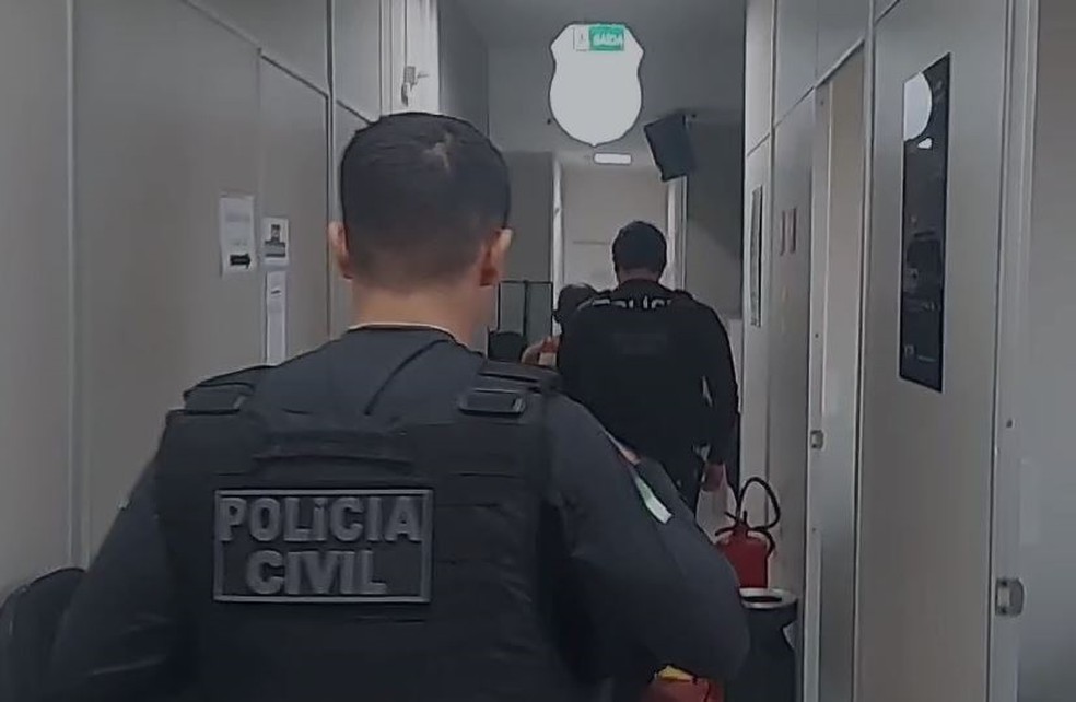 Suspeito foi detido ao chegar gritando dentro de delegacia — Foto: Divulgação/Polícia Civil
