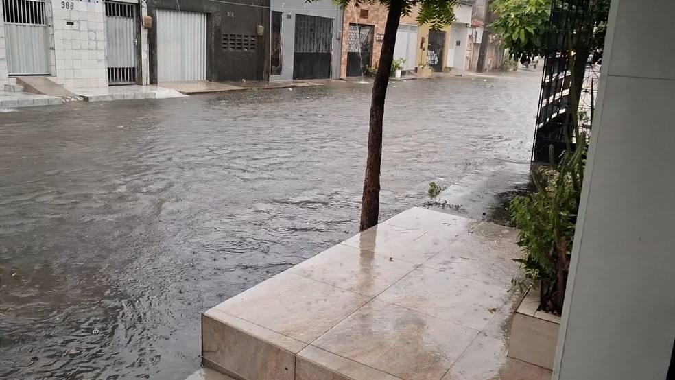 Moradores mostram ponto de alagamento em rua do bairro Carlito Pamplona, em Fortaleza — Foto: Reprodução
