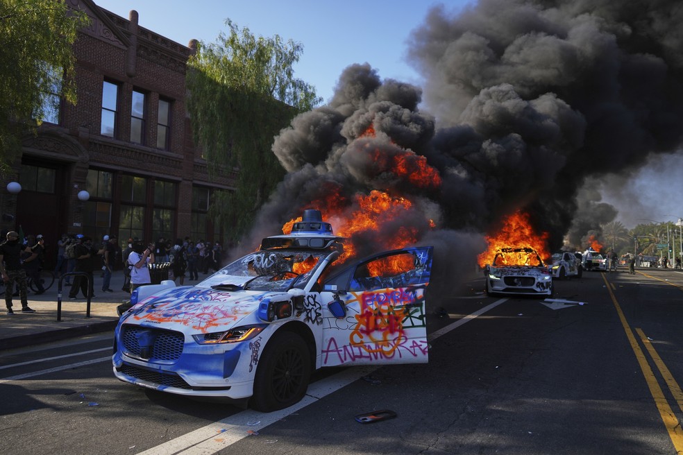 Fogo em carro durante protestos em Los Angeles — Foto: AP Photo/Eric Thayer