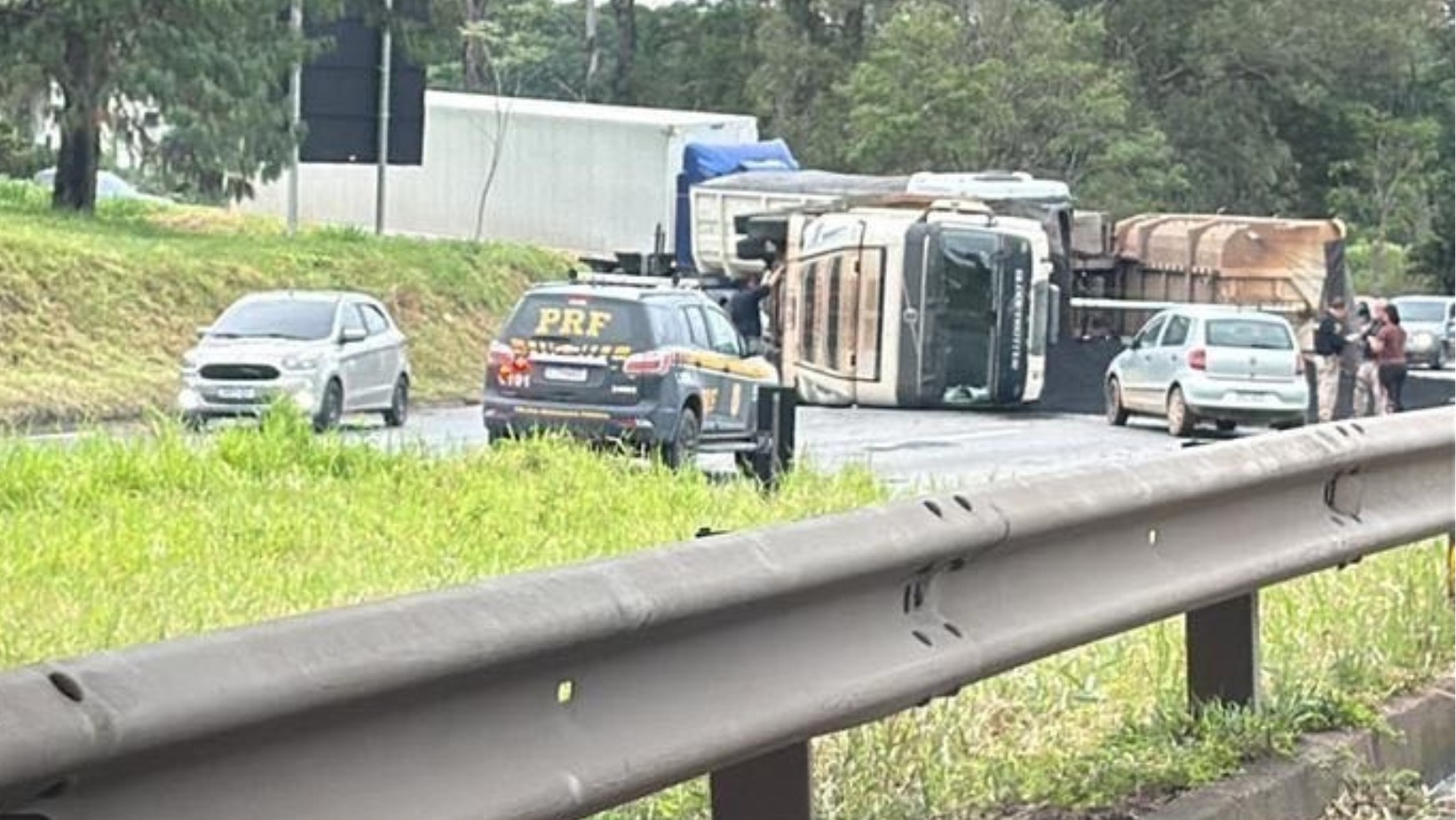 Carreta tomba após bater em carro e interdita totalmente a rodovia Fernão Dias, em Atibaia