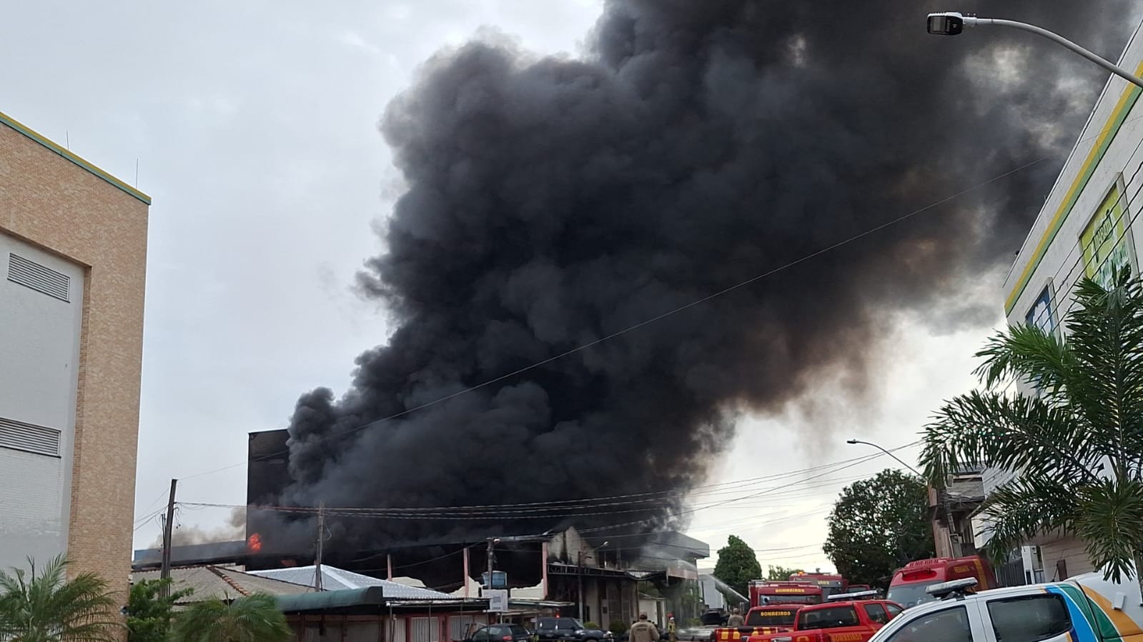 Incêndio atinge prédio comercial na Zona Sul de Macapá