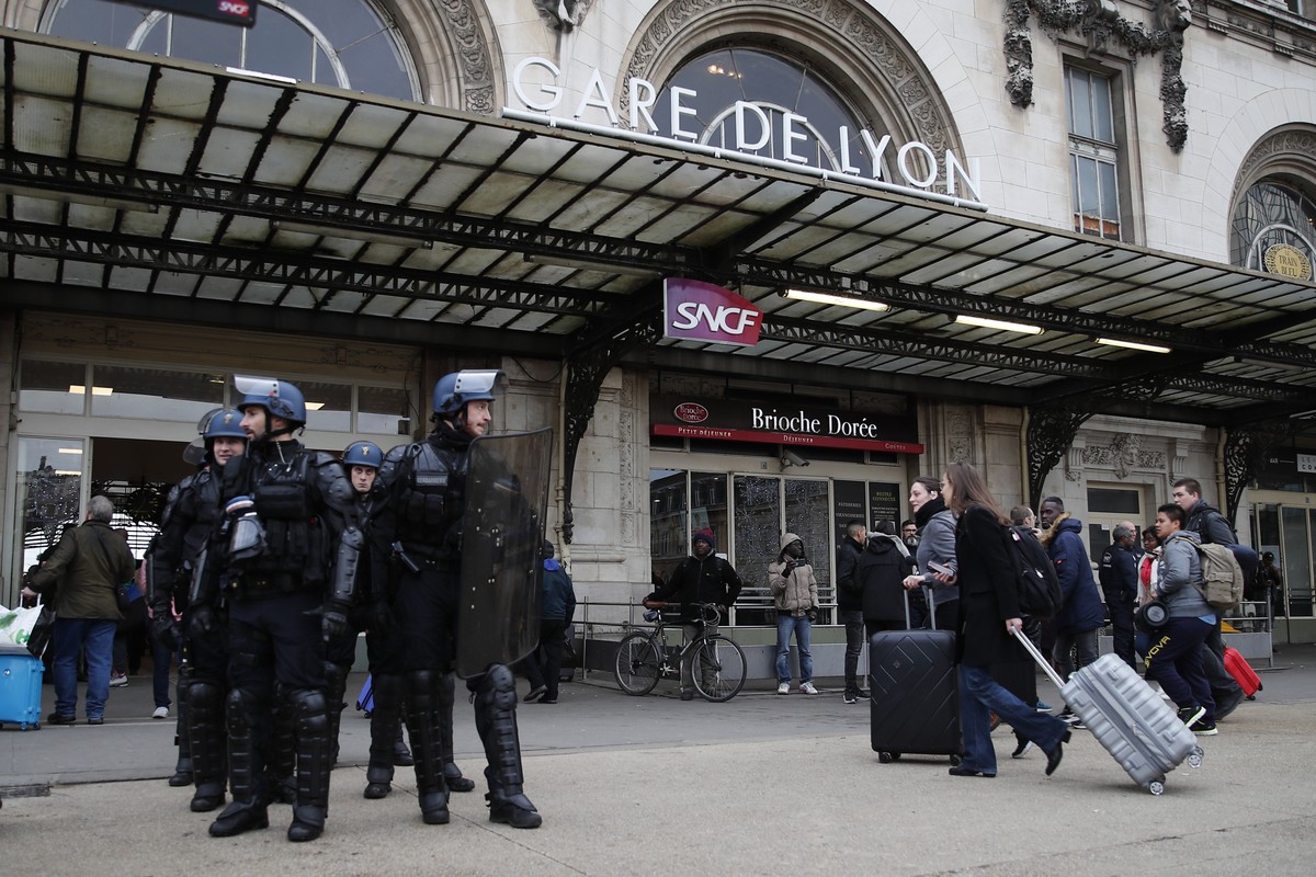 Une attaque au couteau fait trois blessés dans l’une des principales gares de Paris |  Monde
